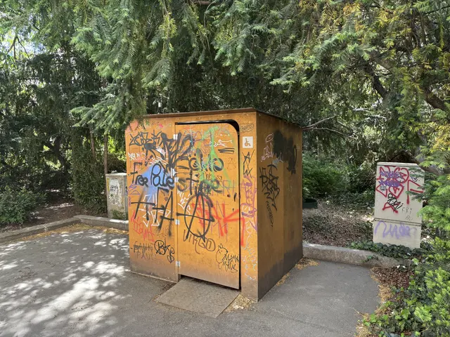 Als fix kann schon jetzt eine neue, öffentliche Toilette gewertet werden. Aktuell verfügt der Platz nur über ein sogenanntes Öklo.  | Foto: Lukas Ipirotis/MeinBezirk