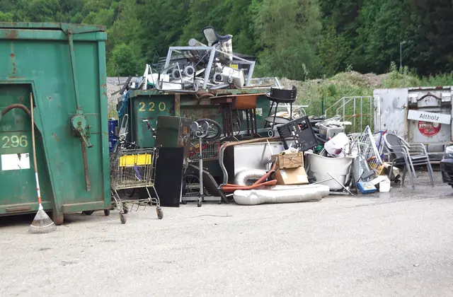 Übervolle Container am Müllsammelplatz Hallein. | Foto: Josef Wind