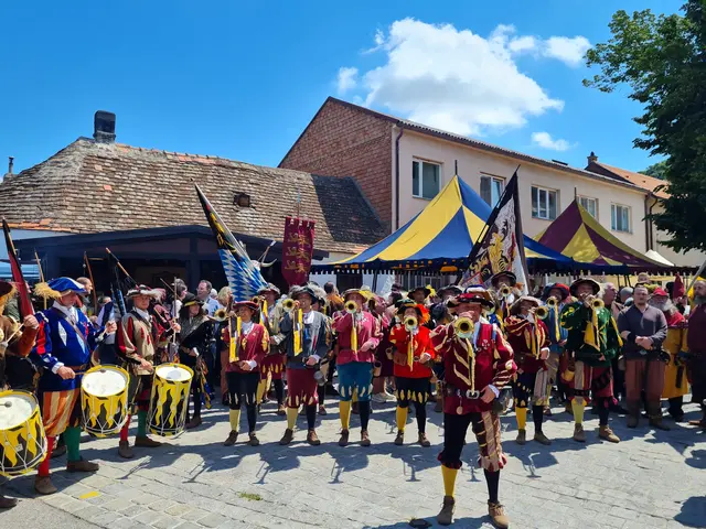 Musiker in farbenfroher Gewandung
