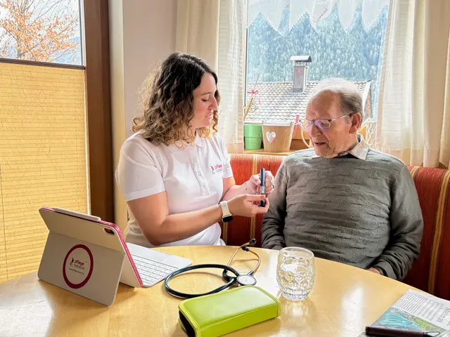 Die freiberufliche DGKP Bettina nutzt die digitale Pflegedokumentation am Point-of-Care, um Behandlungsdaten in Echtzeit zu sichern und damit die Patientensicherheit zu erhöhen.
 | Foto: Pflegenetwork