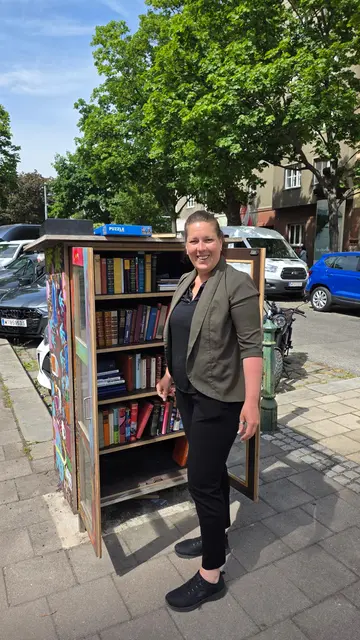 Die Bezirksvorstehung hat in Windeseile den offenen Bücherschrank vor dem Amtshaus repariert. Am Bild Bezirksvorsteherin Christine Dubravac-Widholm (SPÖ). | Foto: BV 20