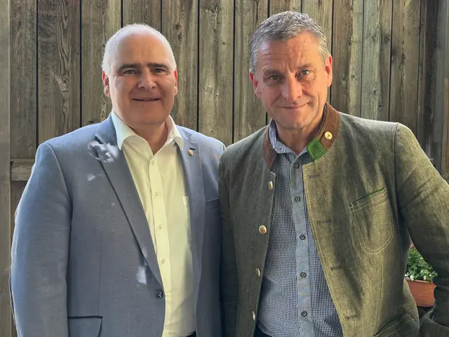 Thomas Dim, Klubobmann der FPÖ im oberösterreichischen Landtag, und David Schießl, Bezirksparteiobmann der FPÖ Braunau.  | Foto: MeinBezirk/Anja Kern