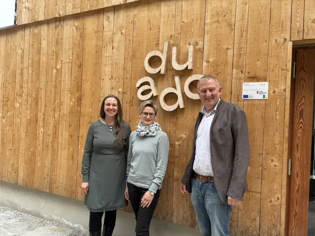 Von links: Brigitte Lienbacher, Maria Pappernigg und Obmann Peter Brandauer vor dem Duado in Werfenweng.  | Foto: Emanuel Hasenauer