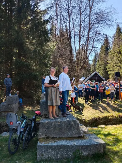Bürgermeister Heidemarie Silber (St. Oswald) und Pavel Gabris (Predny Vyton, CZ) eröffneten den Schwemmkanalweg. | Foto: zVg