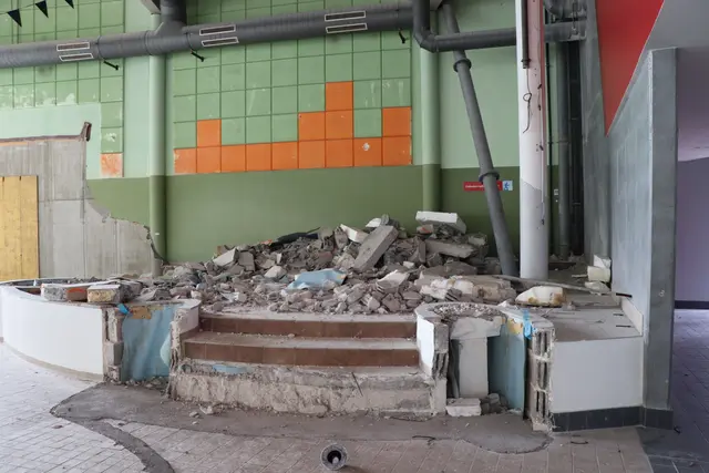 Stück für Stück verschwindet das frühere Erlebnisbad aus dem Stadtbild. | Foto: Martina Obertimpfler