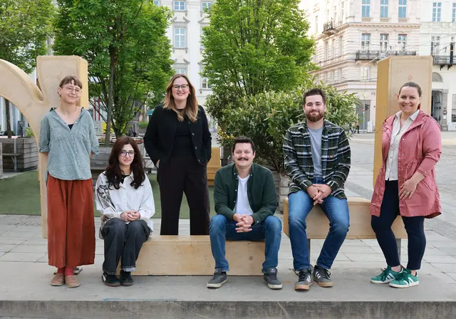 V. l.: Livia Schmitsberger (Lehrling Klimagärtnerin), Judy Alhossan (Lehrling Verwaltungsassistentin), Vizebürgermeisterin Merima Zukan, Zwirzitz Thomas, BSc (Klimabündnis Oö.), Marcel Grafinger (Lehrling Gartenbau), Dunzinger Beate, MA (Klimabündnis Oö.).

 | Foto: Stadt Linz