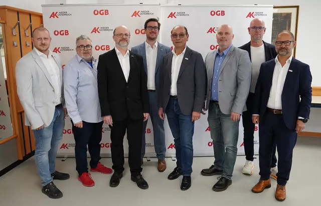 Gruppe Männer vor AK-Roll-ups