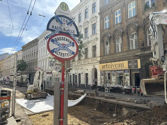 Aktuell sind die Sanierungsarbeiten rund um den Aumannplatz im Gange. Erst wenn diese abgeschlossen sind, können die Arbeiten am neuen Aumannplatz beginnnen.  | Foto: Lukas Ipirotis/MeinBezirk