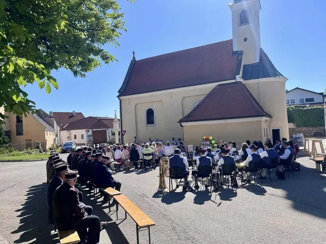 Der Höhepunkt des Wochenendes war die feierliche Floriani-Messe am Kapellenplatz in Röschitz. | Foto: Markus Kahrer