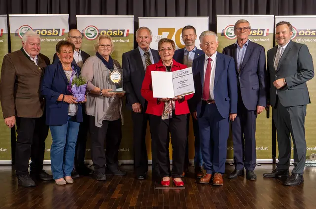 Vertreter der Bezirksgruppe Kirchdorf mit Bezirksobfrau Hilde Baumgartner-Pichelsberger (4. v. li.), Danusa Neuhauser aus Pettenbach, Initiatorin der Vorsorgemappe (6.v.li.) mit Bürgermeister Leopold Bimminger aus Pettenbach, SB-Landesobmann Josef Pühringer, Jury-Vorsitzender Gerhard Hasenöhrl und SB-Landesgeschäftsführer Franz Ebner (v.li.). | Foto: Seniorenbund OÖ