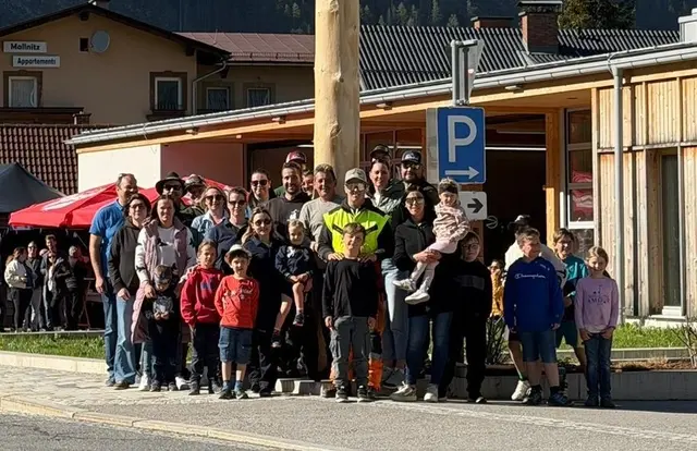 Das traditionelle Maibaumaufstellen ist in Mallnitz ein Publikumsmagnet. | Foto: Gemeinde Mallnitz