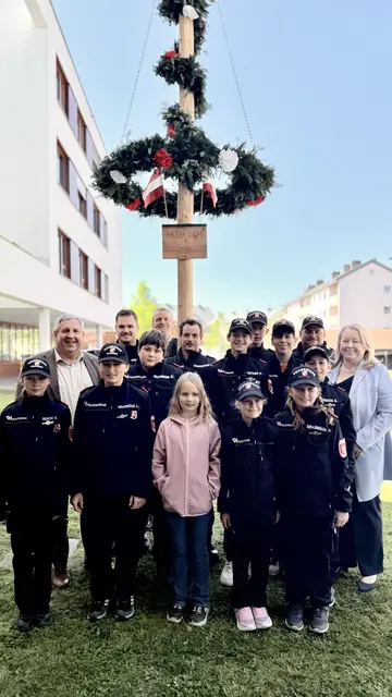 Die Feuerwehr-Jugend Oberweis machte den Bewohnern des Bezirksseniorenheims mit dem Maibaum eine große Freude. | Foto: BSH Laakirchen/R. Miglbauer