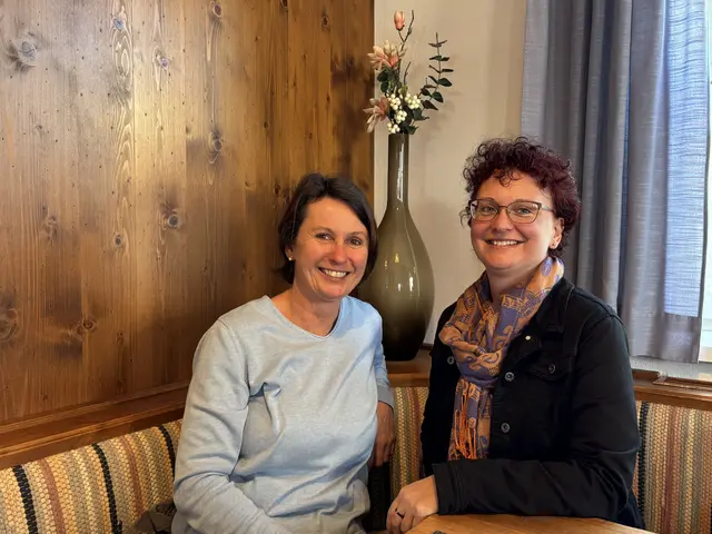 Eva Baltl und Viktoria Kastner erfreuen sich an ihrer guten, beruflichen Nachbarschaft im Zentrum von Neulengbach. | Foto: Lauren Fahrenberger / MeinBezirk