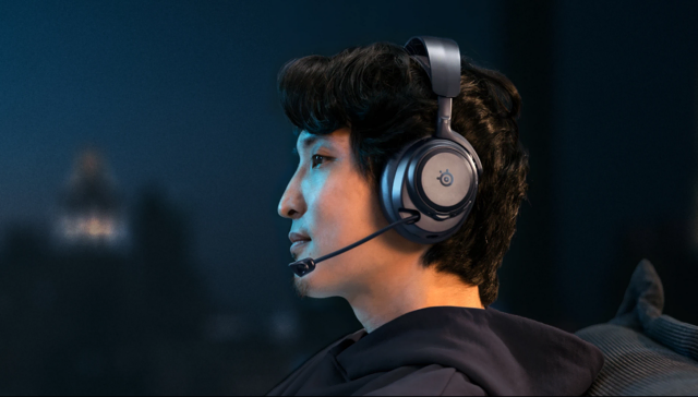 Das neue Steelseries Arctic Nova Pro Omni lässt sich nicht nur mit allen Konsolen und PC, sondern auch mit dem Handy.  | Foto: Steelseries