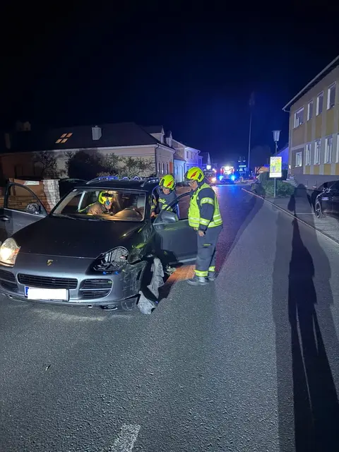 Die Feuerwehr Riedlingsdorf barg das Unfallauto. | Foto: Feuerwehr Riedlingsdorf
