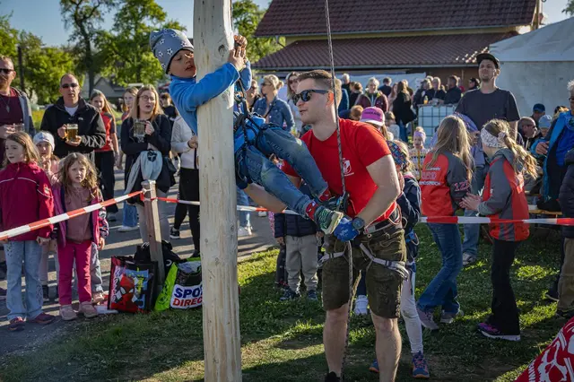 Maibaum-Kraxeln und Muskelkraft – Fest zieht viele Besucher an