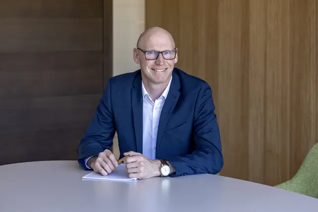  Ob es um die Finanzierung einer neuen Maschine oder die Entwicklung eines Unternehmens geht – er sieht seine Aufgabe darin, Kundinnen und Kunden dabei zu helfen, ihre Ziele zu erreichen. | Foto: Raiffeisenbank Oststeiermark Nord