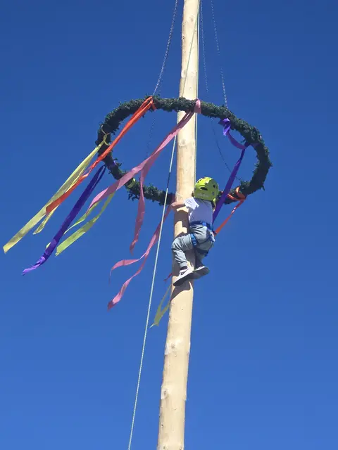 Traditionelles Maibaum-Kraxeln am 1. Mai am Inntalcenter-Vorplatz in Telfs. | Foto: SPÖ Tirol