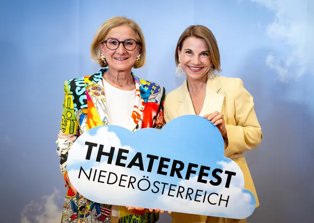 Landeshauptfrau Johanna Mikl-Leitner und Kristina Sprenger, Obfrau Theaterfest Niederösterreich und Intendantin Festspiele Berndorf, bei der Präsentation des Theaterfest Niederösterreich Programms 2026. | Foto: NLK Pfeffer