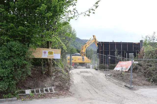 Bagger tragen die ersten Gebäudeteile des einstigen Erlebnisbads ab. | Foto: Martina Obertimpfler 