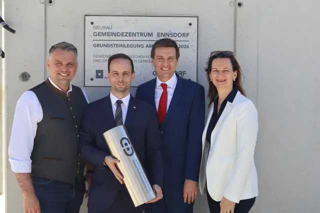 LAbg. Bgm. (Haag) Lukas Michlmayr, Bgm. Daniel Lachmayr, Landesrat Sven Hergovich und LAbg. Bgm. Kerstin Suchan-Mayr (St. Valentin).  | Foto: Gemeinde Ennsdorf