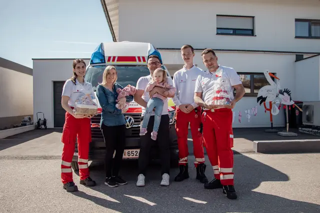Die Geburtshelfer statteten Paula und ihrer Familie einen Besuch ab. | Foto: Rotes Kreuz St. Florian