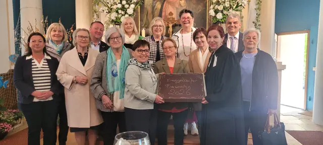 Am Foto v.l.n.r.: FI Barbara Illinger, kath. Kuratorin Silvia Toth, Superintendentialkuratorin Christa Grabenhofer, LR Bgm. Roman Kainrath, die diözesane Leitung der evang. Frauenarbeit Bgld - Susi Hackl, Helga Reif,  Agnes Trimmel, Pfr. Silvia Nittnaus, Gertraud Rusche, Martina Pauer, Martha Plank und Trude Karner - mit der Lutzmannsburger Pfr. Irmi Langer und Kurator Reinhardt Magedler. | Foto: Sonja Hasler
