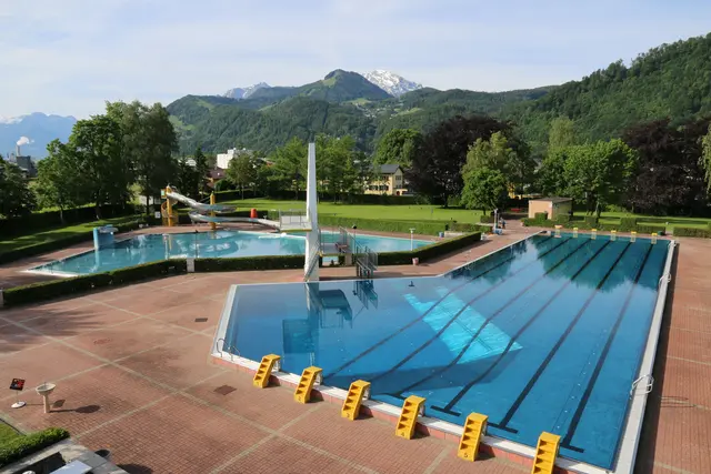 Für Spaß und Sport, bei Groß und Klein ist das Halleiner Freibad beliebt. | Foto: Stadtgem. Hallein