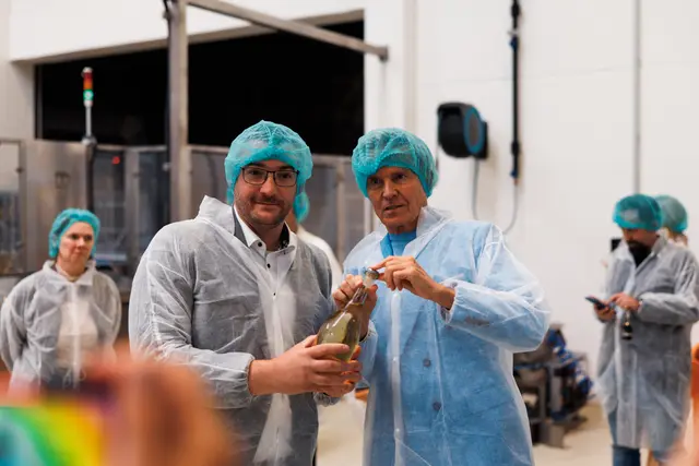 Produktionsdirektor Patrick Meszarits mit Alfons Haider.  | Foto: Schlumberger / Adrian Almasan