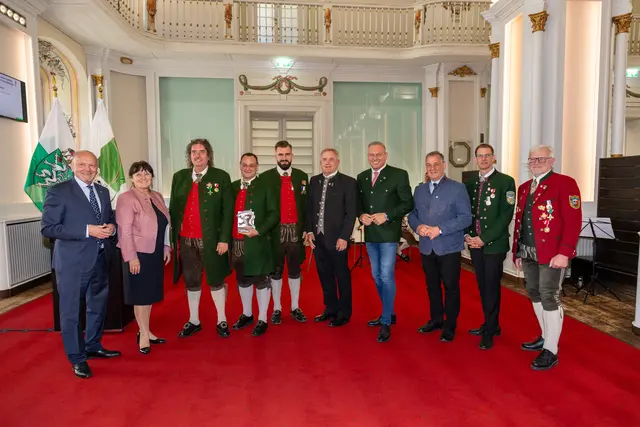 Mario Kunasek und Manuela Khom gratulieren mit Bgm. Manfred Komericky und Blasmusik-Landesobmann Erich Riegler der Musikkapelle Kalsdorf zum Steirischen Panther. | Foto: Frankl