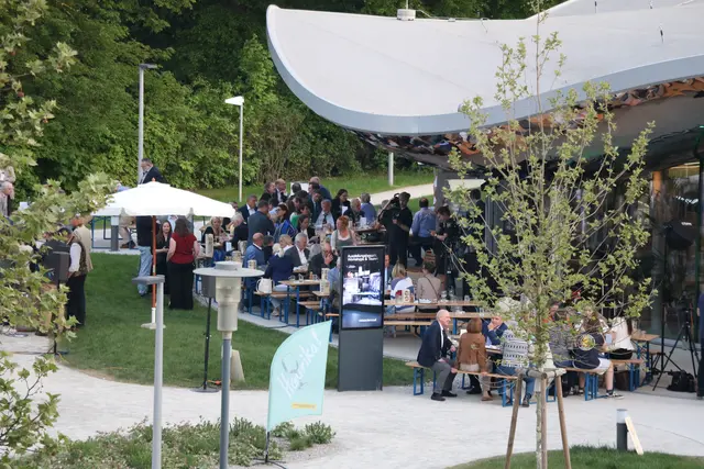 Etwa 150 Gäste scharten sich ums VISTA. Die sehenswerte Ausstellung im Gebäude konnte man auch besuchen.  | Foto: MeinBezirk/Seebacher