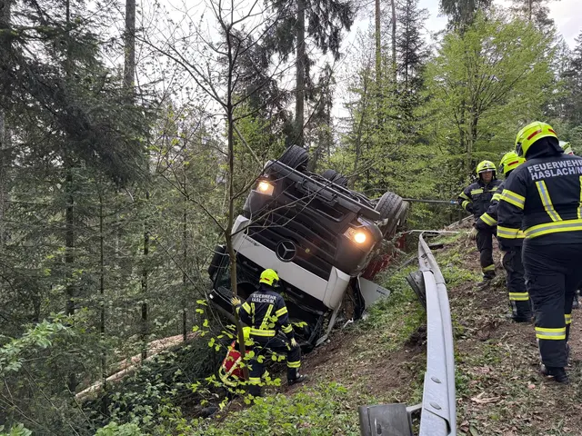 Sattelzug durchbrach Leitschiene und stürzte in den Wald