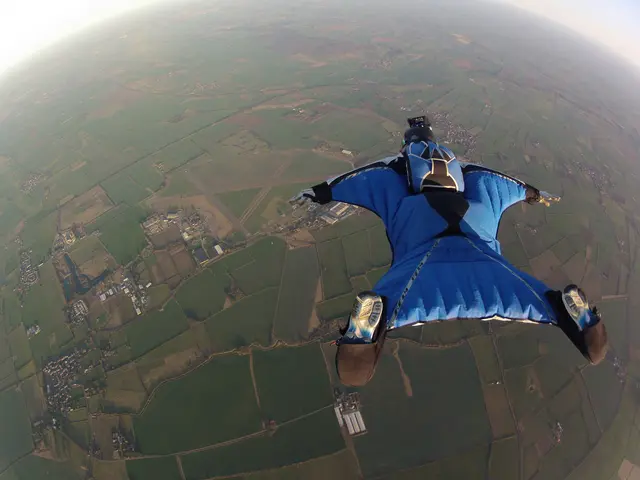 Ein Polizeihubschrauber lokalisierte den verunglückten Wingsuit-Piloten im unwegsamen Gelände unterhalb einer Felswand. | Foto: unsplash / Jonathan Francis