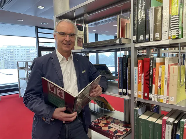 Seit 2007 leitet Helmut Windinger die Stadtbibliothek in Lehen. Seither hat sich die Stadtbibliothek zu einem Treffpunkt für viele Menschen entwickelt.  | Foto: Lisa Gold