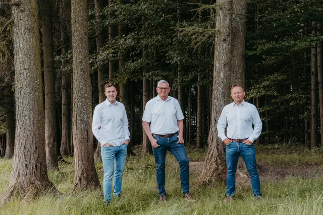 Die Geschäftsführung: Josef und Leo Riebenbauer mit Wolfgang Artner. | Foto: gkartworks