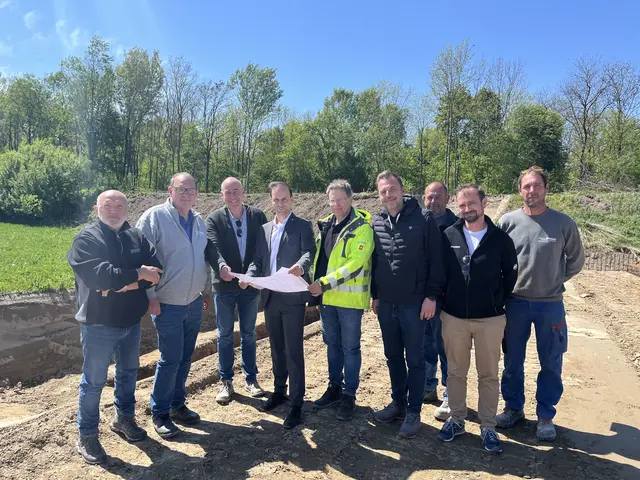 Oliver Huber (3. v.l.), Bgm. Daniel Lachmayr und Klaus Luiskandl (5. v.l.) mit den Projektbeteiligten und Nachbarn bei der ersten Baubesprechung. | Foto: Gemeinde Ennsdorf