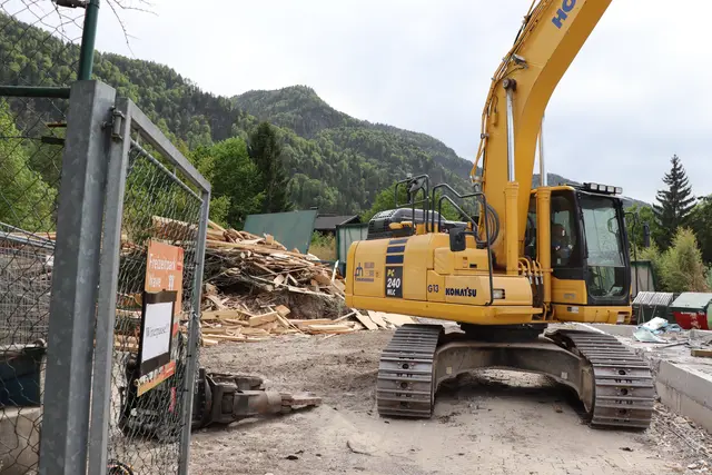 Bagger tragen die ersten Gebäudeteile des einstigen Erlebnisbads ab. | Foto: Martina Obertimpfler