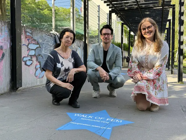 Die ersten blauen Sterne schmücken den Boden des Schütte-Lihotzky-Parks in Margareten. Wien hat nun seinen eigenen Walk of Fem. | Foto: BV 5