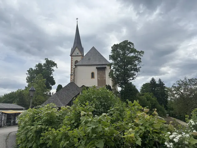 Die Filialkirche auf der Halbinsel ist das markante Wahrzeichen der Gemeinde. | Foto: MeinBezirk.at