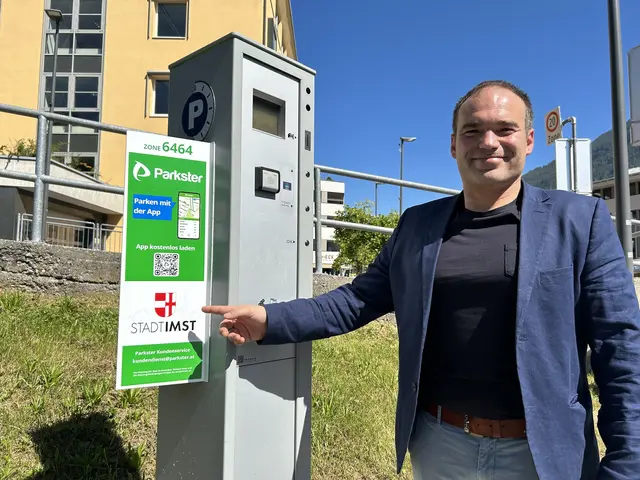 Verkehrsreferent Thomas Schatz stolz mit der digitalen Park-Innovation in Imst. | Foto: Stadt Imst