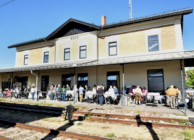 Zahlreiche Gäste ließen sich die Jubiläumsfahrt nicht entgehen. | Foto: Herbert Schleich