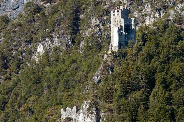 Burg Schrofenstein ist die Ruine einer Felsenburg auf 1122 m Meereshöhe in der Gemeinde Stanz bei Landeck. Die Lage der Burg ermöglichte die Überwachung der Verkehrswege ins Vinschgau, über den Arlberg und den Fernpass.
Ab der zweiten Hälfte des 19. Jahrhunderts begann der Verfall der Burg. Heute steht nur noch der zwölf Meter hohe Bergfried, der vom privaten Besitzer renoviert wurde.
Etwa 50 Meter unterhalb der Burg findet man noch Reste eines zur Burg gehörenden Stalles. Der Wirtschaftshof befand sich weiter abgelegen in Richtung Stanz.
 | Foto: © by Ing. Günter Kramarcsik