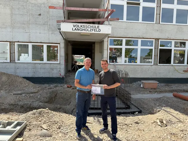 Auf der Baustelle der VS Langholzfeld wurde ein alter Baustellenzettel aus dem Jahr 1971 entdeckt. Geschäftsführer Dieter Egger von der Firma Glatzhofer holte den besonderen Fund persönlich ab.
 | Foto: Gemeinde Pasching