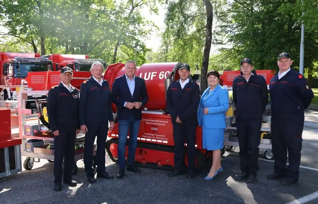 Übergabe der neuen Gerätschaften an die Stützpunktfeuerwehr Steinhaus am Semmering: Bereichsfeuerwehr-Kommandant Rudolf Schober, Landesfeuerwehrkommandant Reinhard Leichtfried, Landeshauptmann Mario Kunasek, Kommandant der FF Steinhaus Markus Fraiß, Landeshauptmann-Stv. Manuela Khom, und Kommandant-Stv. Christoph Nouza.