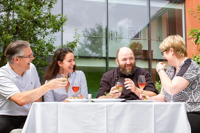 Genuss im Freien mit regionalen Spezialitäten und entspannte Momente beim Mittagessen im schattigen Gastgarten beim Ederer am Weizberg.
 | Foto: 17pxtr