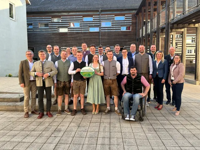 Die Absolventinnen und Absolventen des Landwirtschaftlichen Meisterkurses Ried-Schärding 2023 bis 2026 nach der Kommissionellen Abschluss-Prüfung in der Fachschule Otterbach. Mit am Bild: die Kommissionsmitglieder | Foto: Bezirksbauernkammer Ried-Schärding