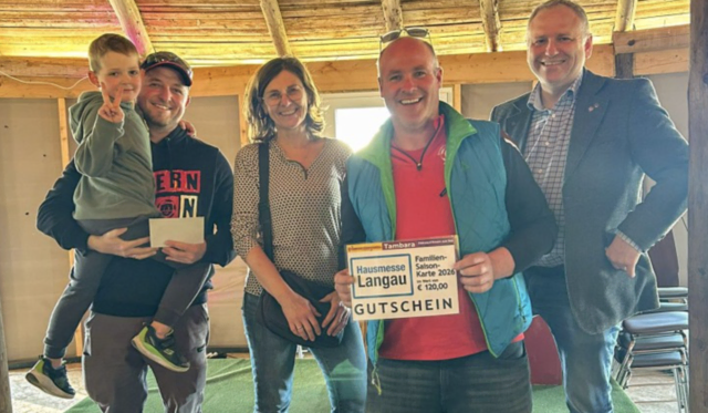 Bürgermeister Daniel Mayerhofer gratulierte den Gewinnern der Tombola. | Foto: Gemeinde Langau