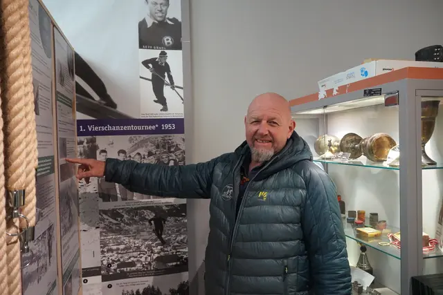 Obmann Erhard Plosky zeigt die legendären Erfolge der Skisprung-Legenden aus Mühlbach am Hochkönig. | Foto: Emanuel Hasenauer