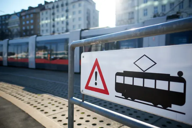 Zu Dienstagmittag wurde im Bereich Schwedenplatz ein Beleuchtungsmast beschädigt. (Archiv) | Foto: APA-Images / Robert Kalb