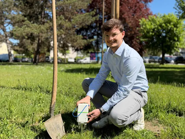 Projektleiter Moritz Hofbauer mit einem der Messgeräte, die in der Erde vergraben Bodenschwingungen aufzeichnen. | Foto: STW